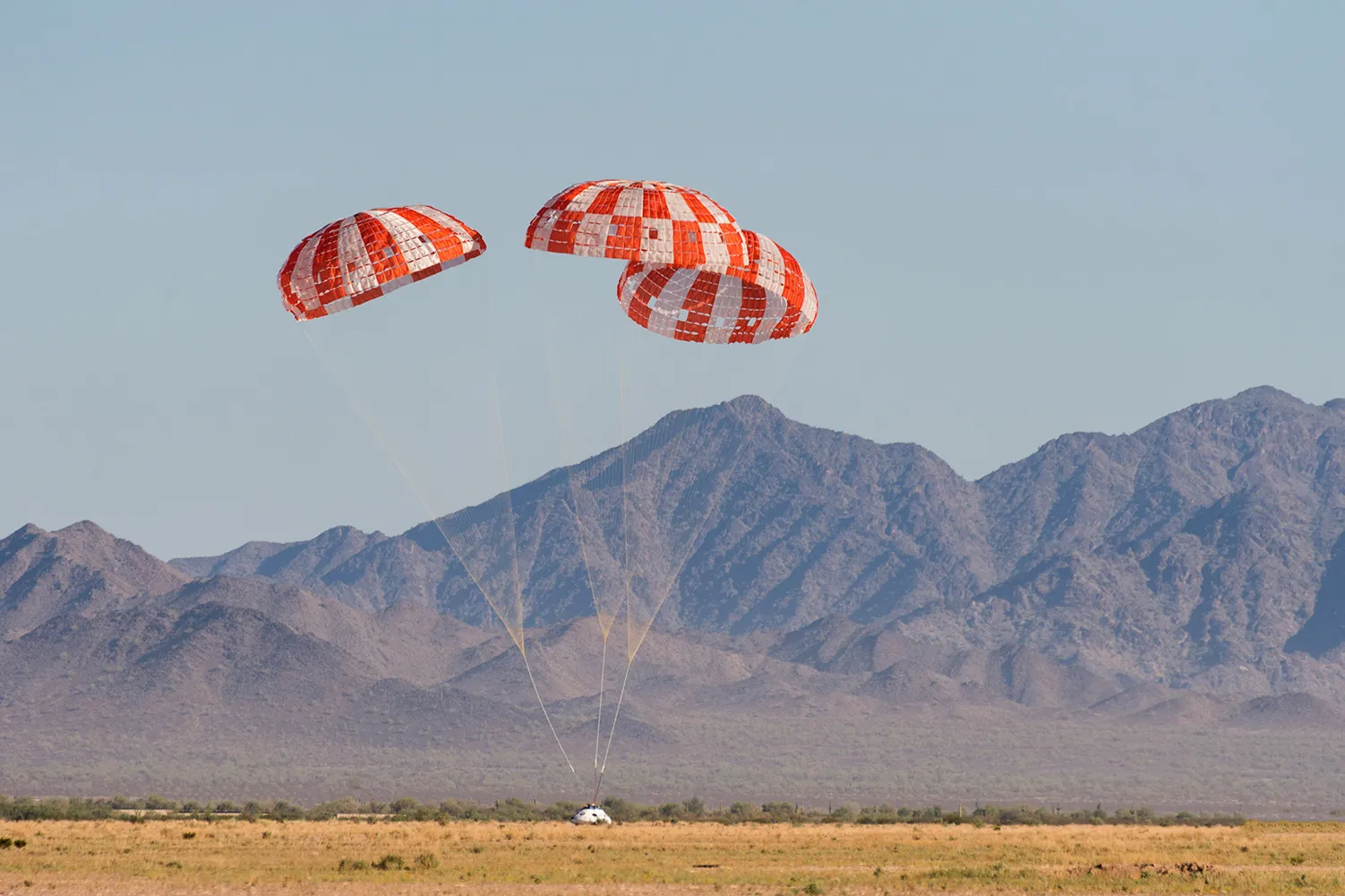 Orion parachutes landing